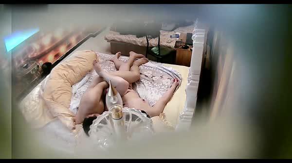 稀有酒店偷拍貌似中年骚妇找鸭伺候年轻壮小伙给她舔得好舒服床边重炮冲击